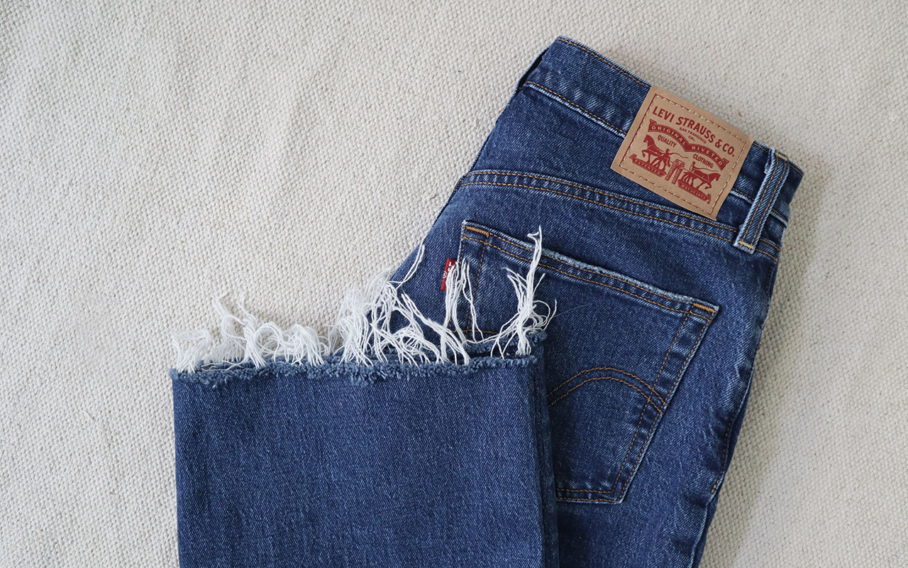 how to fray the bottom of jeans