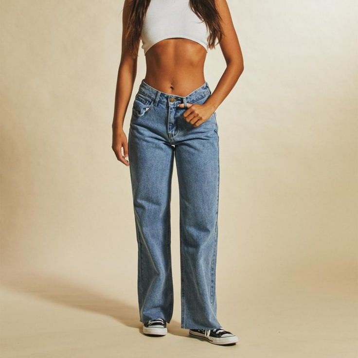 Low waist denim style.