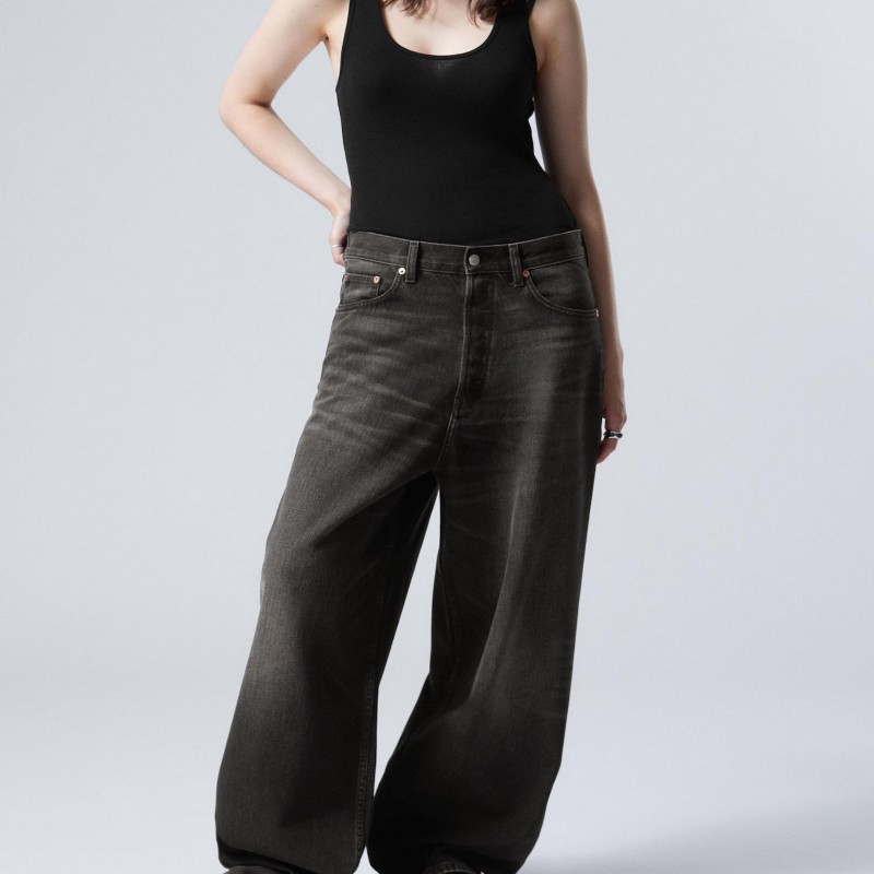 Embracing Comfort and Style: The Rise of Black Baggy Jeans